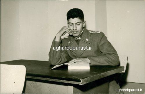 حسن اقارب پرست در حال مطالعه