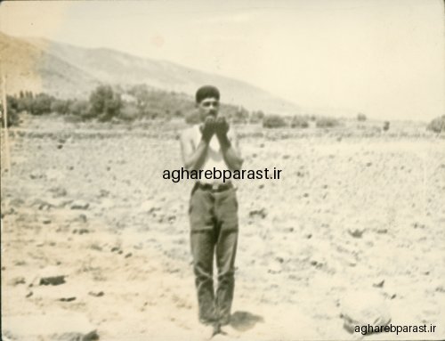 در حال نماز در طبیعت