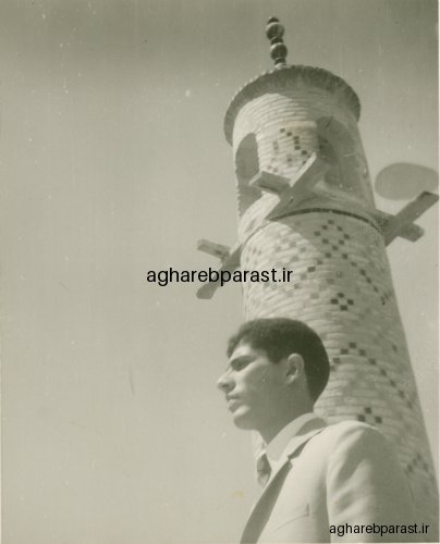 در کنار منارجنبان اصفهان