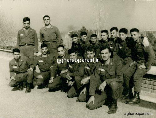 حسن اقارب پرست به همراه همدوره‌ای ها در دانشکده افسری